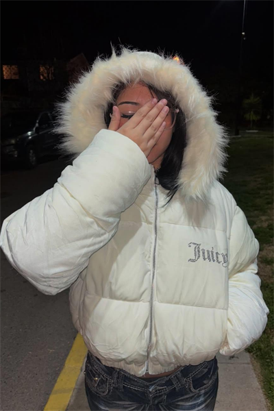 Beyaz Juicy Peluş Kapüşonlu Şişme Crop Mont