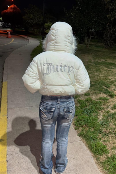 Beyaz Juicy Peluş Kapüşonlu Şişme Crop Mont