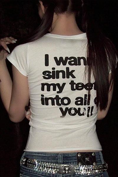 Beyaz Sırt Baskılı I Wanna Sink My Teeth Into All Of You Yazılı Y2K Kısa Kollu Crop
