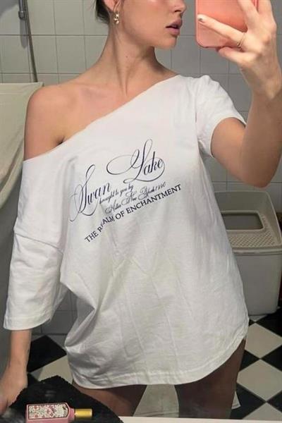Beyaz Swan Lake Salaş Omuz Dekolteli Off-Shoulder T-Shirt