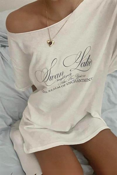 Beyaz Swan Lake Salaş Omuz Dekolteli Off-Shoulder T-Shirt