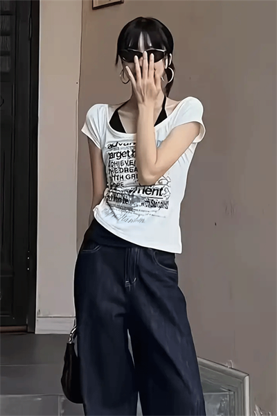 Beyaz Target Highly Lovement Madonna Yaka Ek Askılı Kısa Kollu Full Body Crop