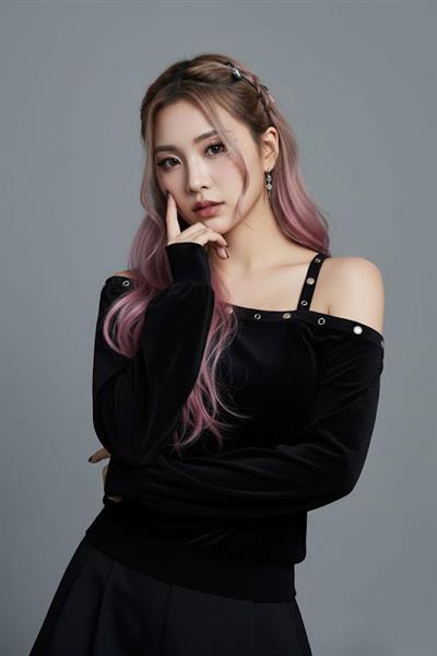 Siyah Askılı Omuz Dekolteli Düğme Detaylı 2K Uzun Kollu Crop