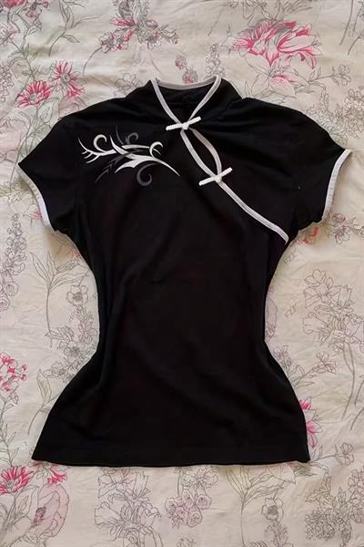 Siyah Çin Yakalı Floral Motifli Beyaz Şeritli Vintage Y2K Kısa Kollu Crop