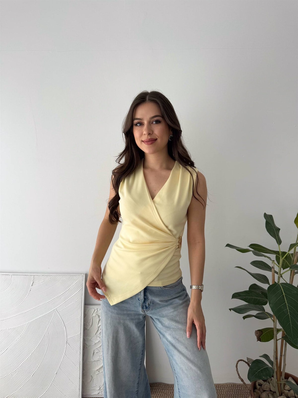AKSESUAR DETAY KOLSUZ SARI BLUZ