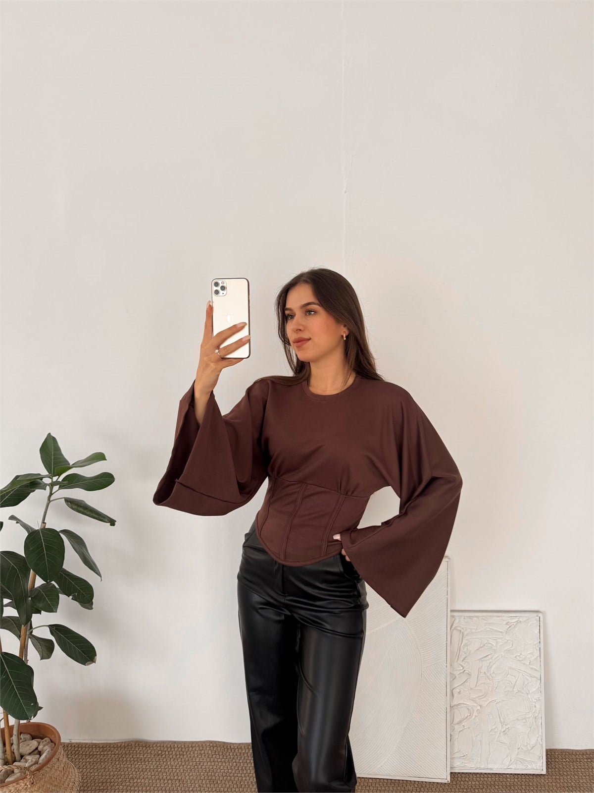 KORSE DETAY KAHVERENGİ BLUZ
