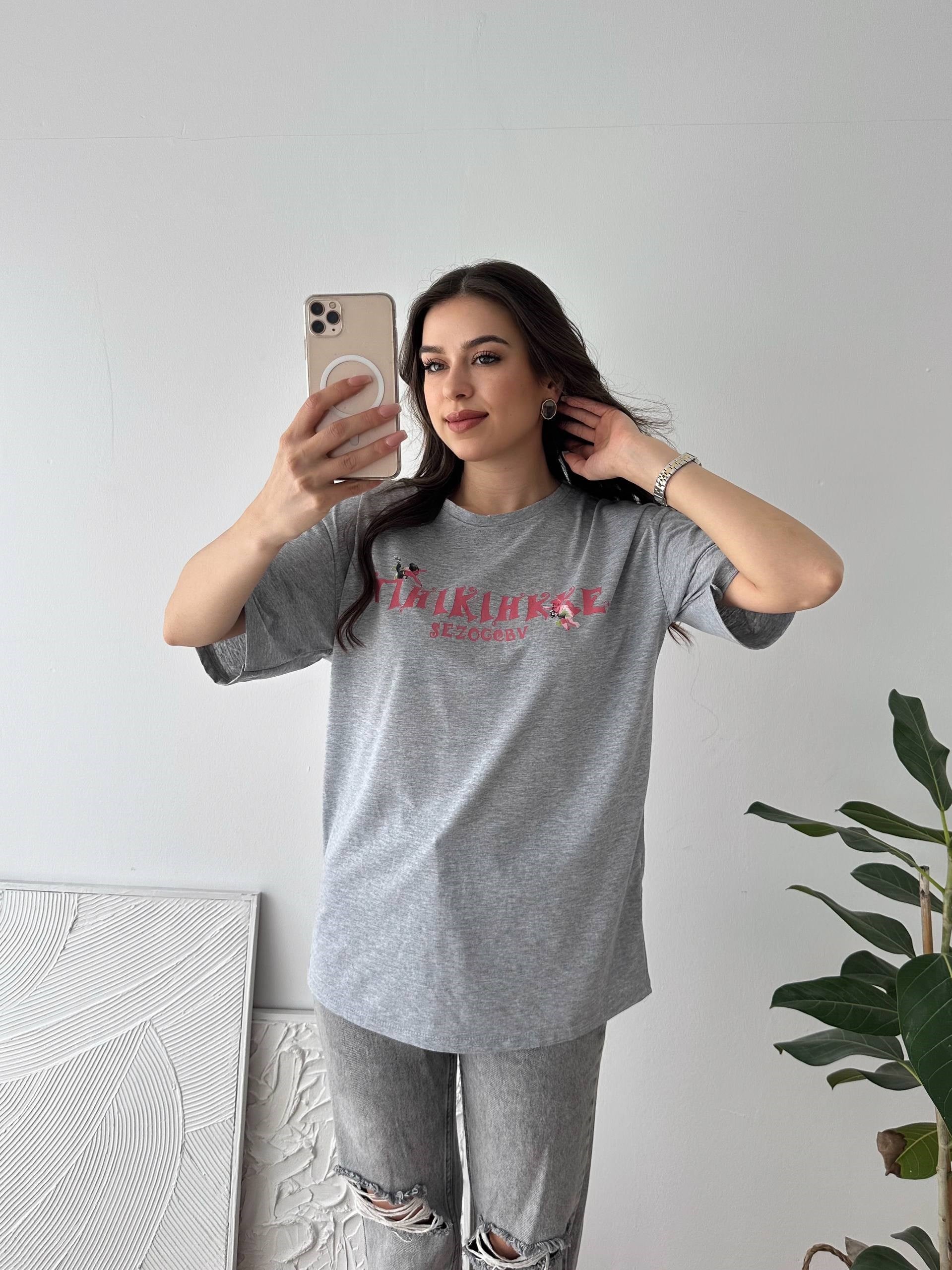 PEMBE BASKI GRİ TŞİRT