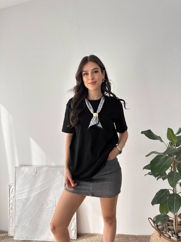 SİYAH FULARLI TŞİRT