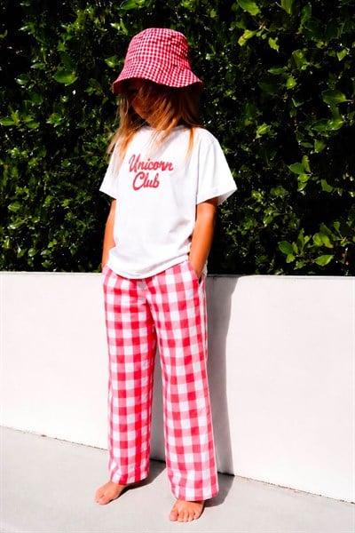 Kız Çocuk Pamuklu Baskılı T-Shirt ve Kırmızı Kareli Dantel Detaylı Pantolon Alt Üst Takım