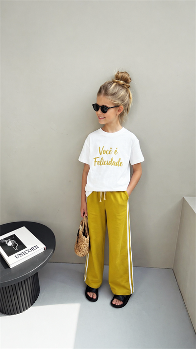 Kız Çocuk Pamuklu Ekru Baskılı T-Shirt ve Yeşil Şerit Detaylı Eşofman Alt Üst Takım
