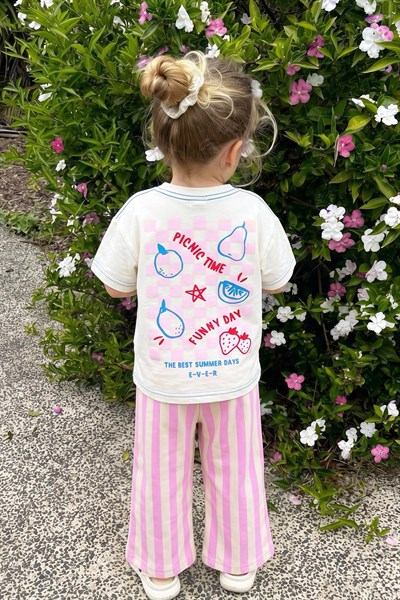 Kız Çocuk Pamuklu Ekru Meyve Baskılı T-Shirt ve Pembe Çizgili Eşofman Alt Üst Takım