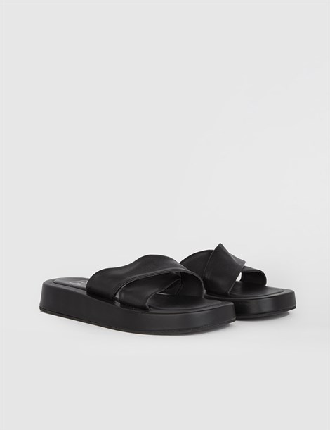 Desla Black Leather Women's Slipper