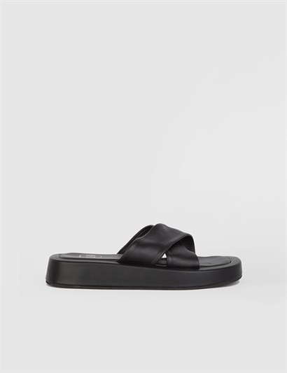 Desla Black Leather Women's Slipper