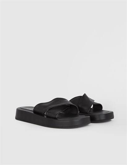Desla Black Leather Women's Slipper