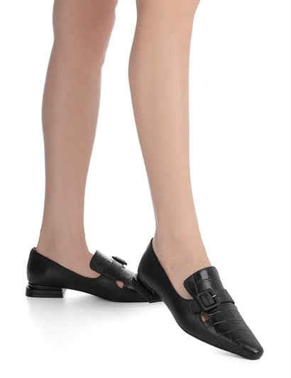 Regina Women's Moccasin Black Crocodile-Black Leather