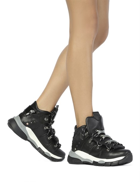 Viena Women's Sneaker Black Leather