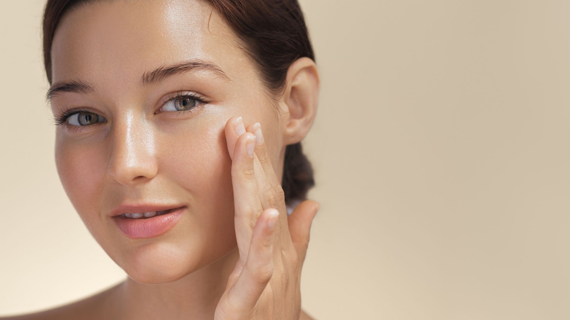 hassas cilt,yatıştırıcı krem,cilt kızarıklığı,nazik temizleyici,temiz içerikli kozmetik,alerjik cilt bakımı,nemlendirici serum,doğal yüz kremi,cilt bariyeri onarıcı,alkolsüz tonik,parabensiz ürünler,vegan kozmetik,cilt yatıştırma,hassas yüz bakımı,dermokozmetik,tahriş etmeyen içerik,cilt sağlığı,günlük bakım rutini,organik cilt bakımı,cilt dengeleme