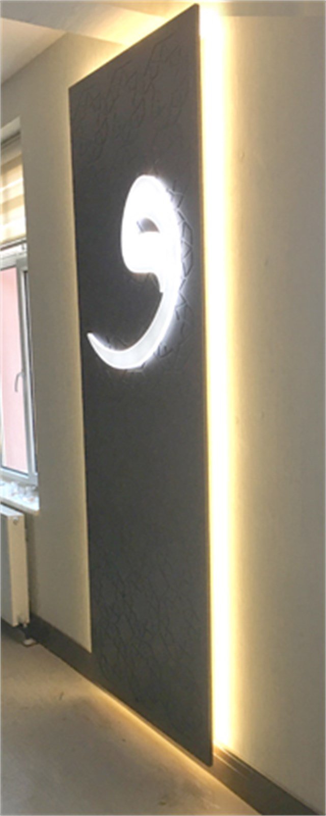 Ahşap Üzerine Işıklı Vav 