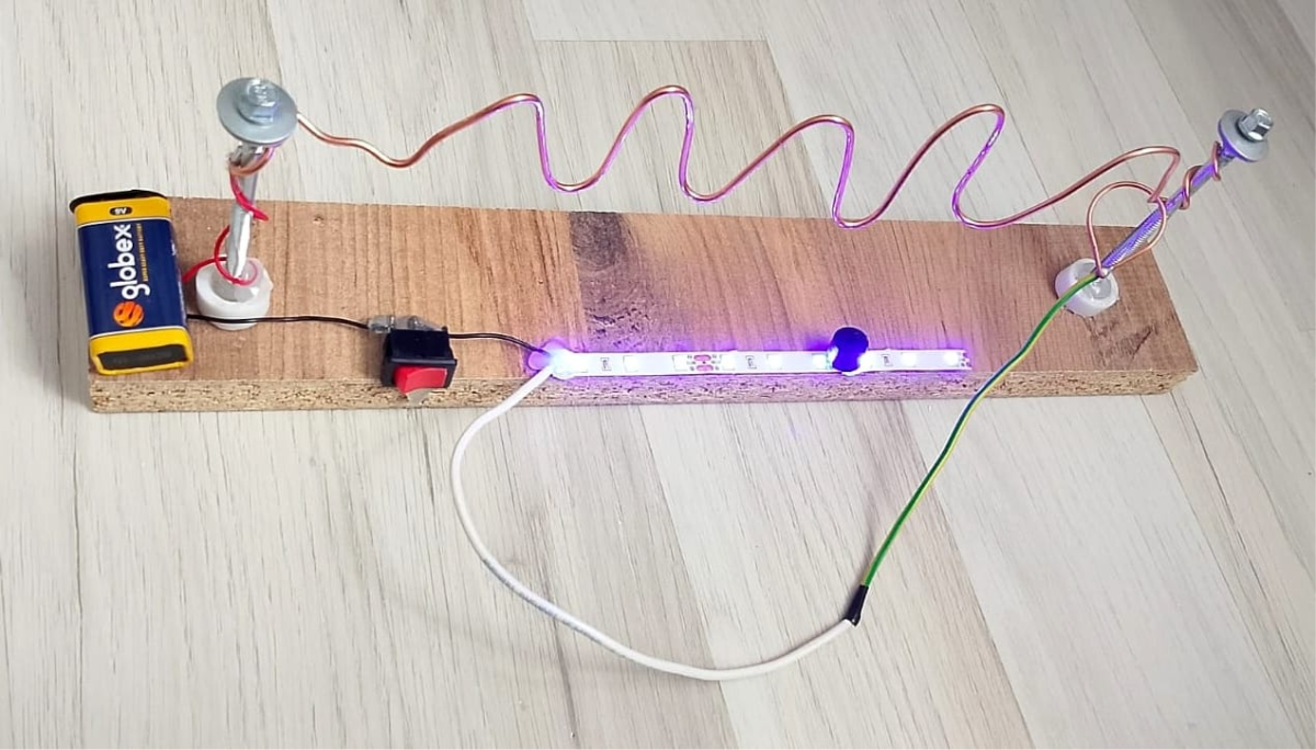 orktektsrm20Yüzük oyunu seti sesli ve ışıklı ikaz verir 38x7cm boyut pil dahilTeknoloji Tasarım ÜrünleriOkularenkkat