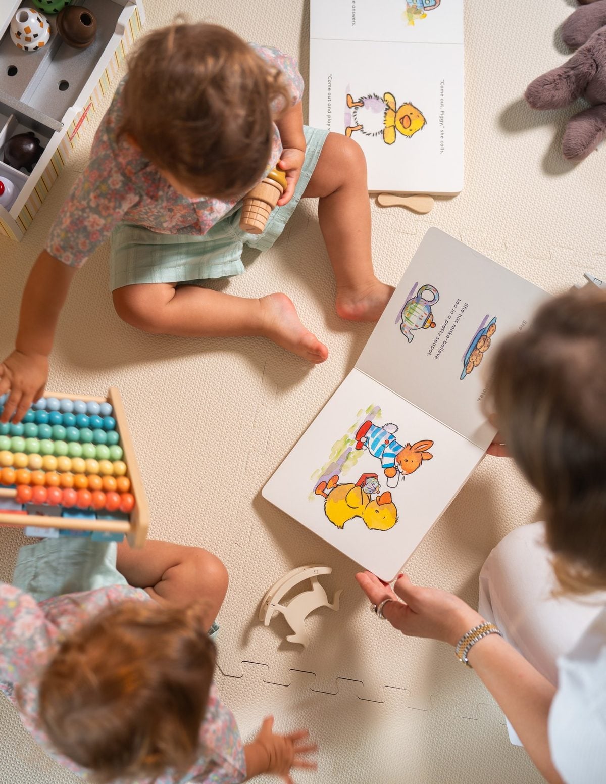 Pato Pato oyun matında oynayan çocuklar