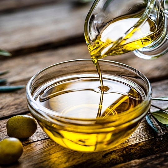 Sızma Zeytinyağı Nedir? Faydaları, Özellikleri ve En İyi Kullanım Alanları