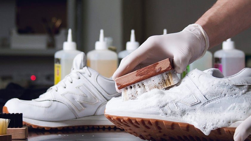 Beyaz tabanı parlatılmış temiz sneaker ve bakım seti