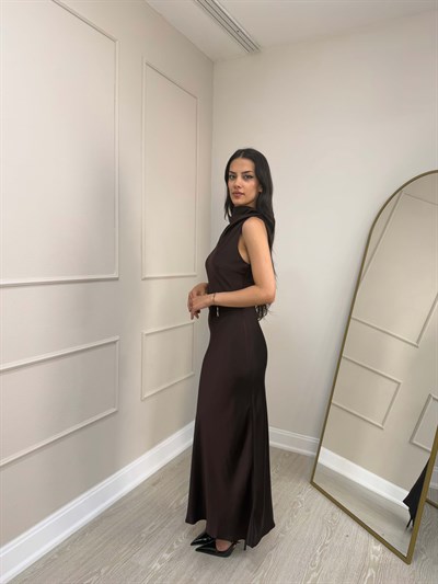KAHVE DRAPELİ SATEN MAXİ ELBİSE-ÖN SİPARİŞTİR