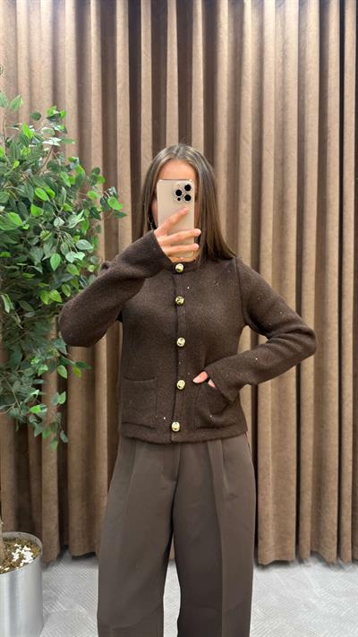 KAHVERENGİ PULLU SİMLİ DÜĞMELİ TRİKO HIRKA
