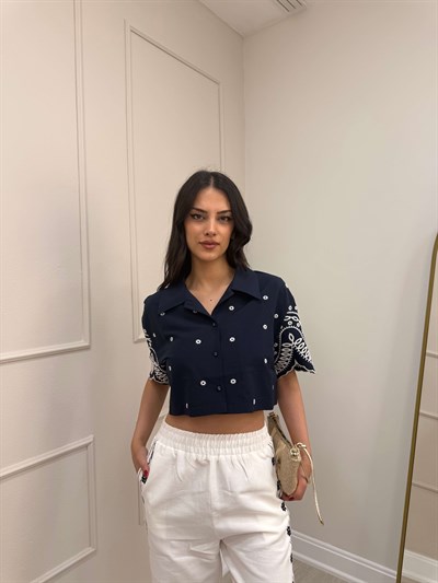 LACİVERT ÇİÇEK İŞLEMELİ CROP GÖMLEK