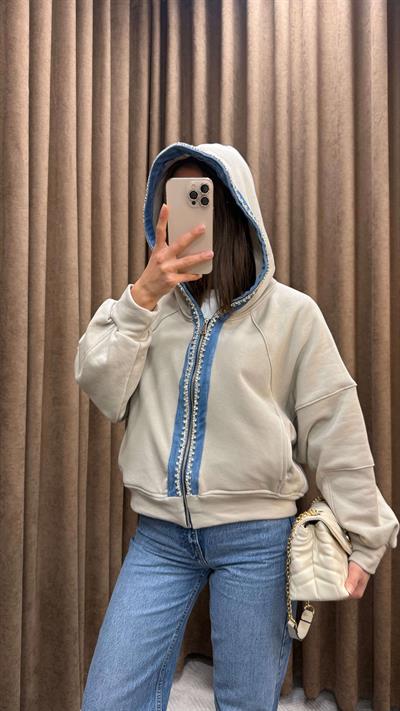 TAŞ DETAYLI FERMUARLI TASARIM SWEATSHİRT-KREM
