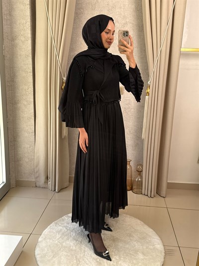 MMZ Yaka Boncuk Detaylı Akordiyon Elbise Siyah