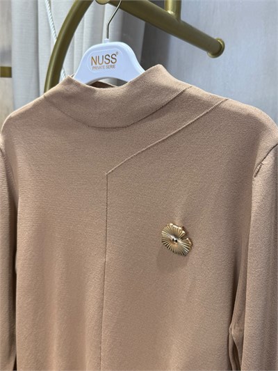 Nuss 200 Broş Detaylı Yarım Balıkçı Yaka Merserize Kazak Mocha