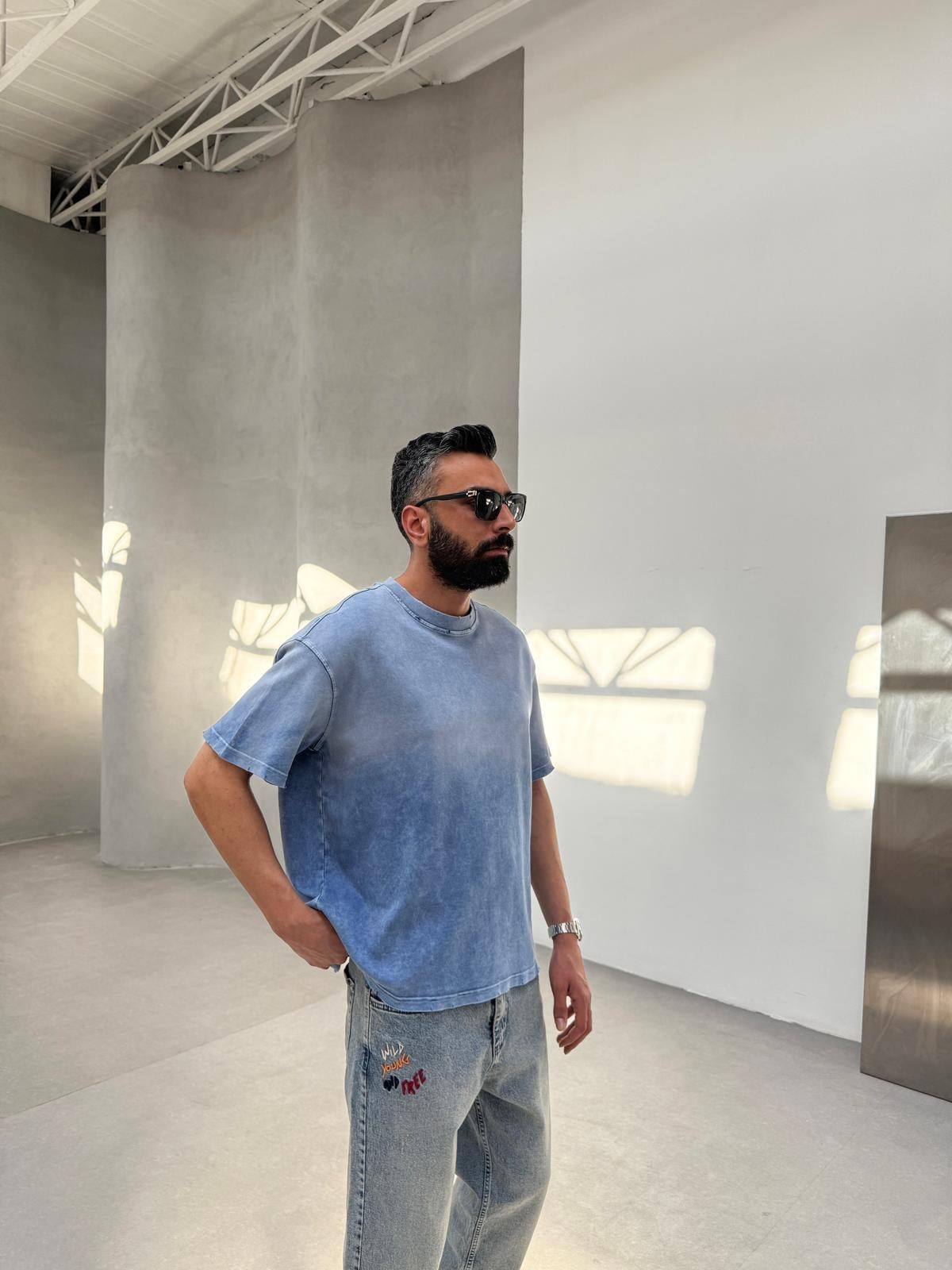 Yaka Kesik Detay Yıkamalı T-Shirt Mavi