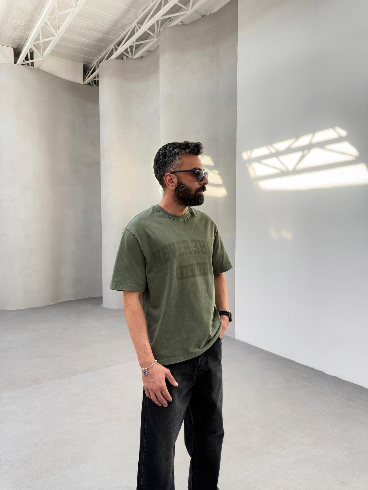 Yıkalamalı Never More Baskılı Oversize Tişört Haki