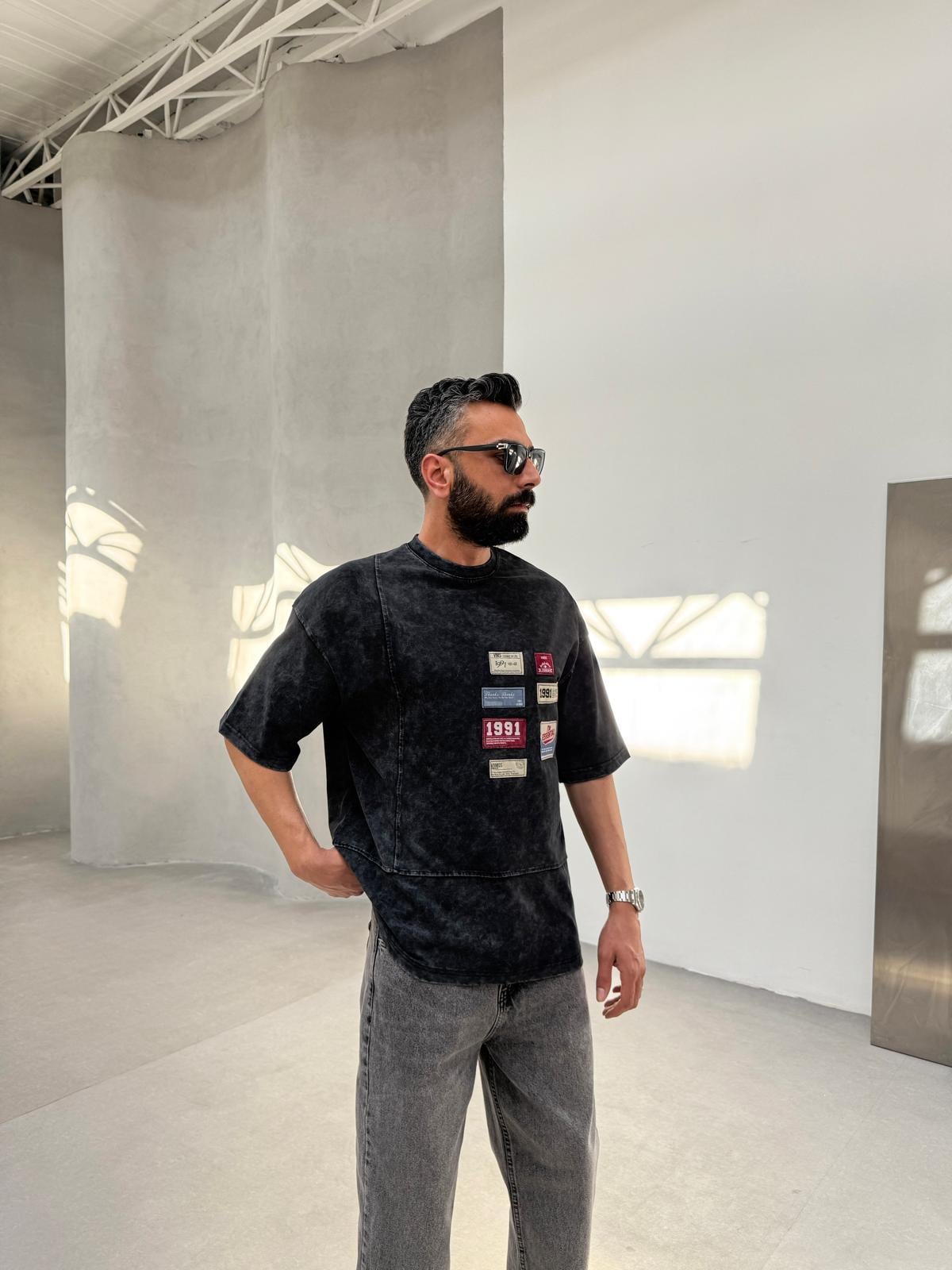 Yıkamalı Arma ve Çizgi Desenli T-Shirt Antrasit