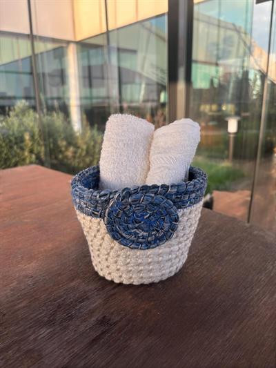 Gül Detaylı Hasır Görünümlü El Yapımı Mini Sepet – Lacivert - Beyaz