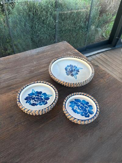 Mavi Çiçek Desenli Hasır Görünümlü Sunum Seti – 3 Parça El Yapımı Sofra Takımı