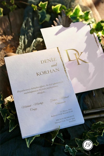 Altın Fırça Efektli Geçişli Monogramlı Mint Düğün Davetiyesi