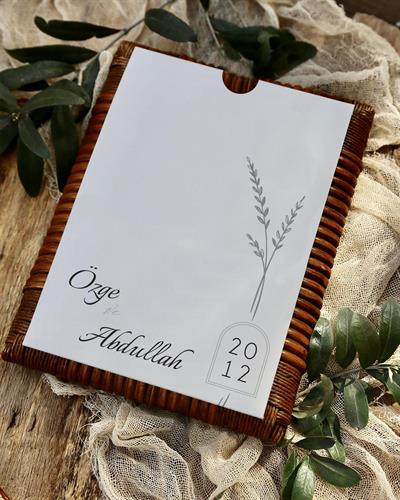 Sade Çiçekli Oval Düğün Davetiyesi