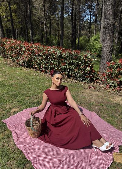 Bordo Sırt Açık Volanlı Elbise