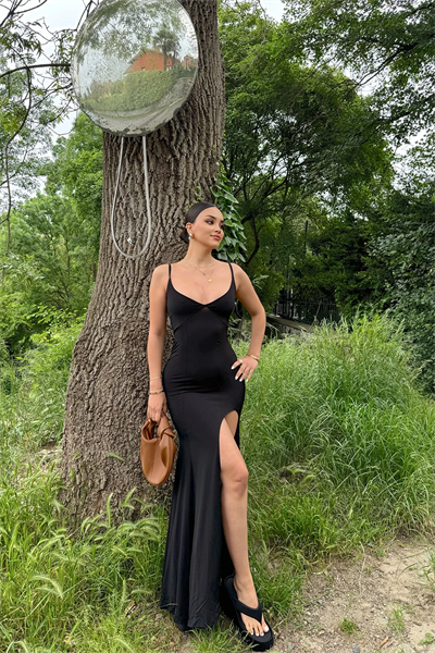 Derin Siyah Yırtmaçlı Elbise