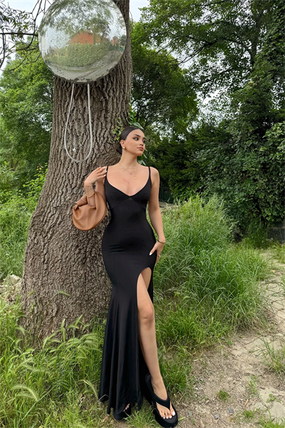 Derin Siyah Yırtmaçlı Elbise