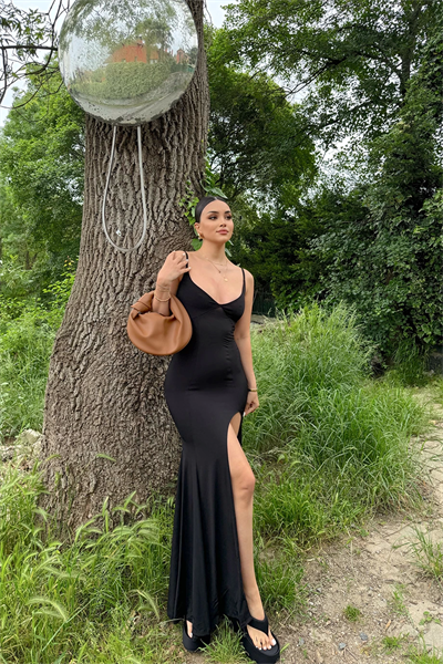 Derin Siyah Yırtmaçlı Elbise