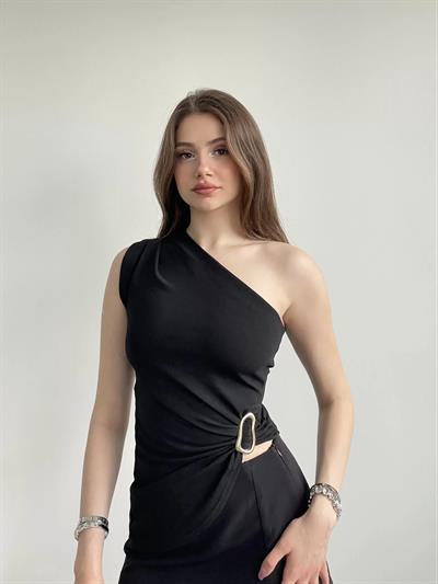 Tek Omuz Beli Tokalı Bluz