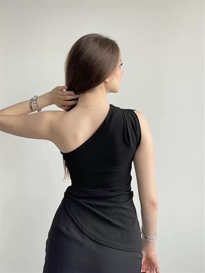 Tek Omuz Beli Tokalı Bluz