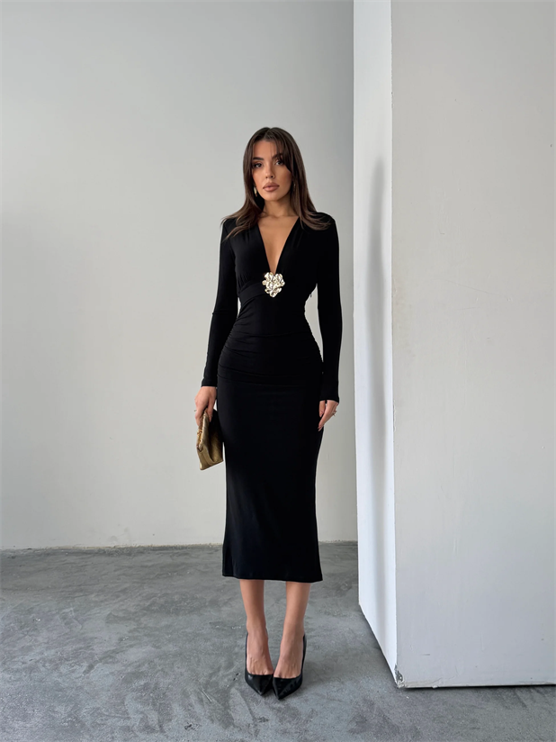 Derin V Yaka Tokalı Midi Elbise - Siyah