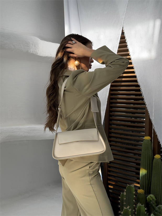 Aksesuar Detaylı Omuz Çantası - Bej