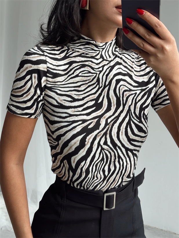 Dik Yaka Desenli Kısa Kol Bluz Kaplan Desen - Kaplan Desen