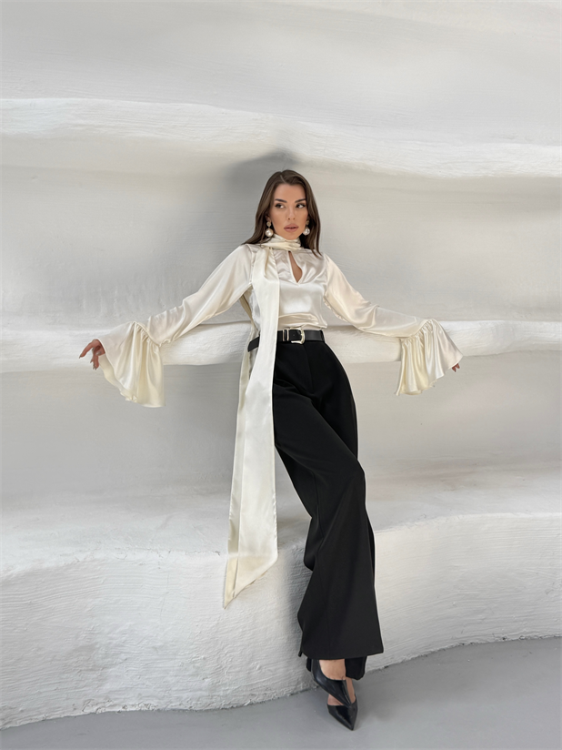 Fular Detay İspanyol Kol Saten Bluz - Taş