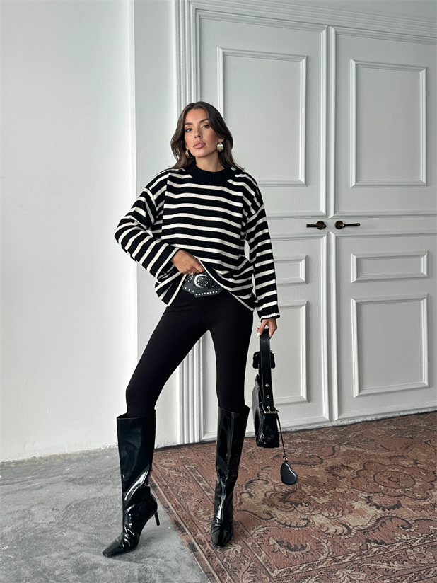 Omzu Düğme Detay Çizgili Kazak - Siyah